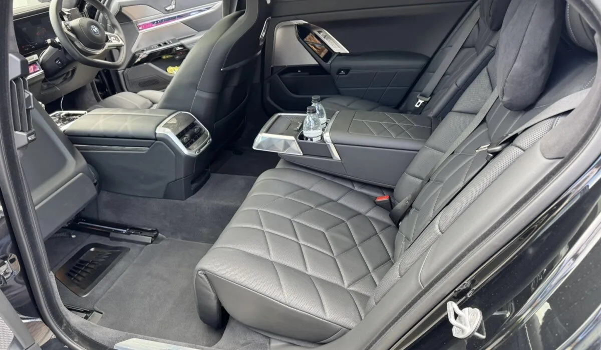 bmw-i7-chauffeur-car-rear-interior BMW i7 chauffeur car rear interior